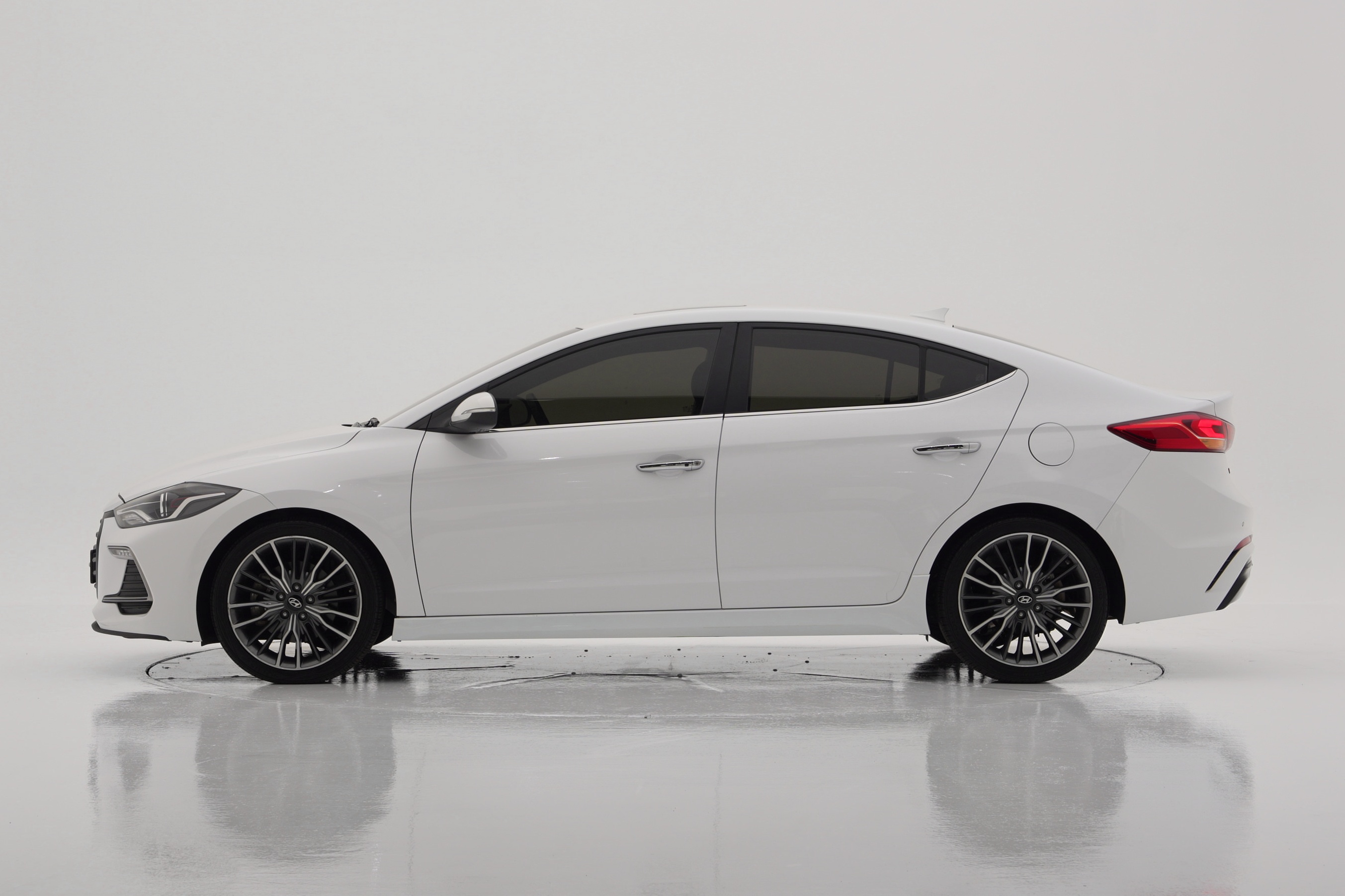 Hyundai Elantra 1.6 Турбо Sport
