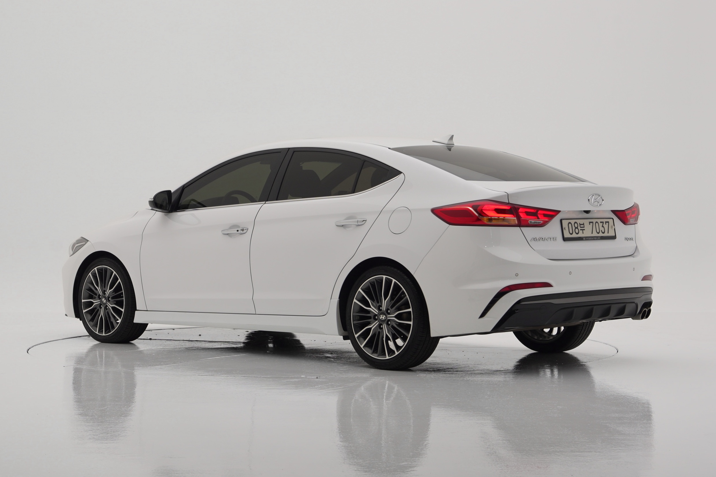 Hyundai Elantra 1.6 Турбо Sport