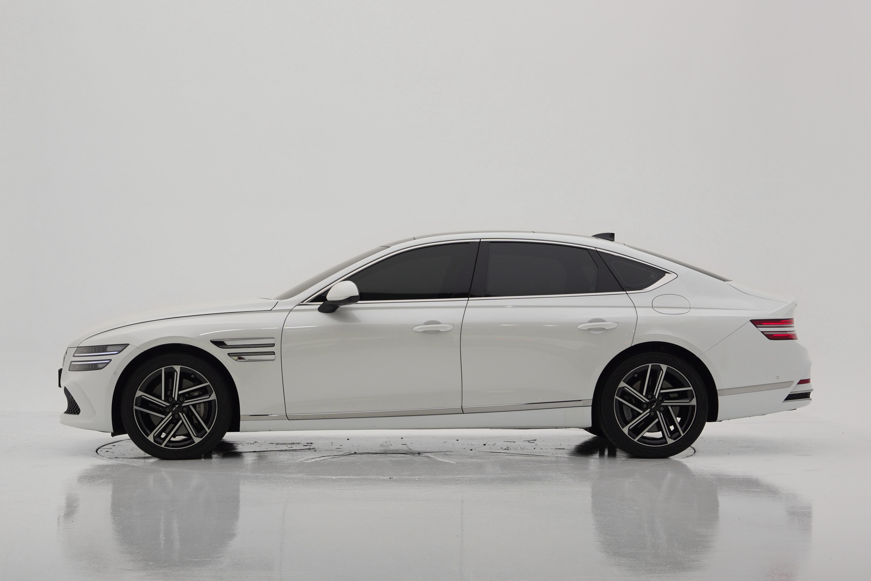 Genesis G80 2.5T Бензин 2WD