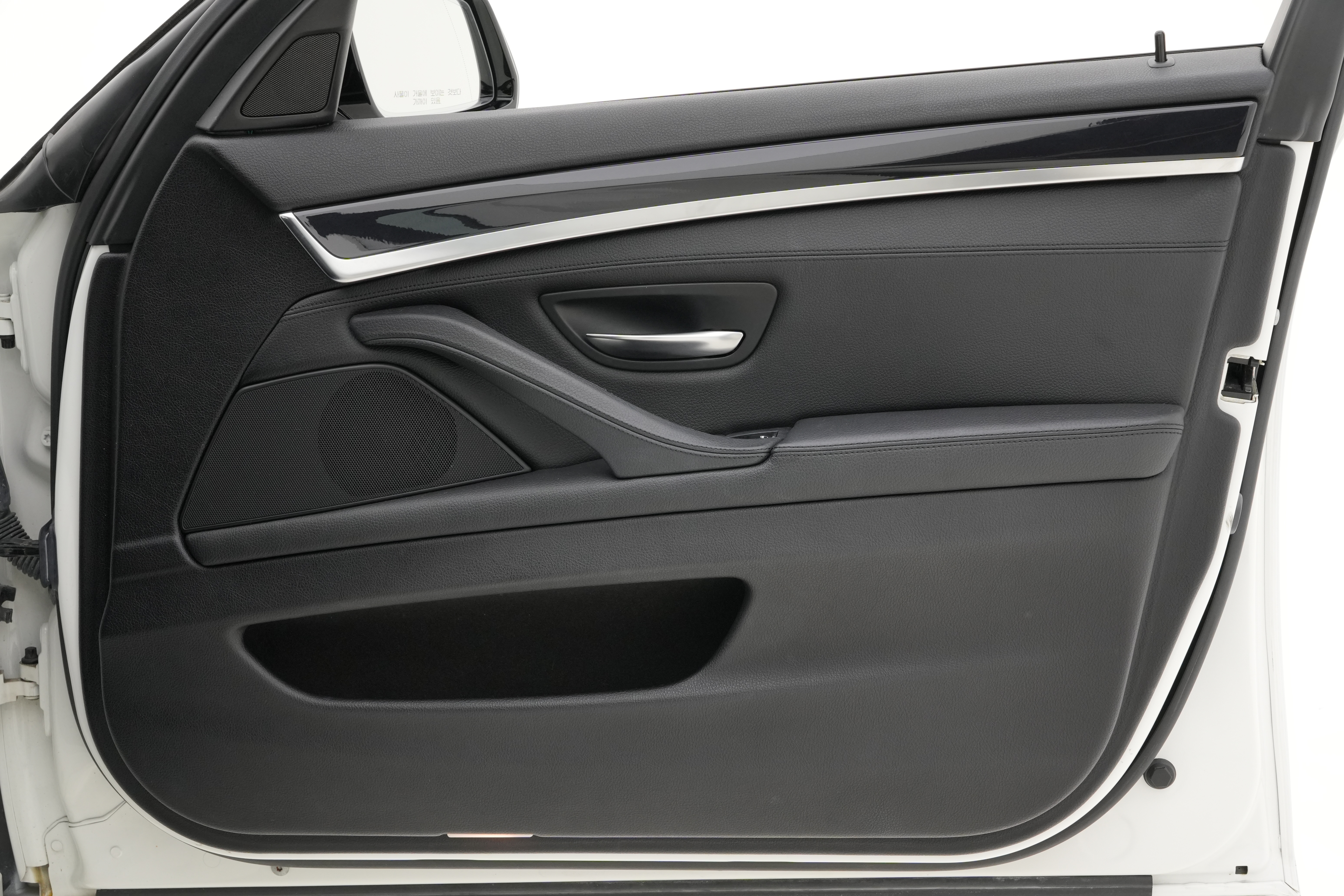 Interior 6