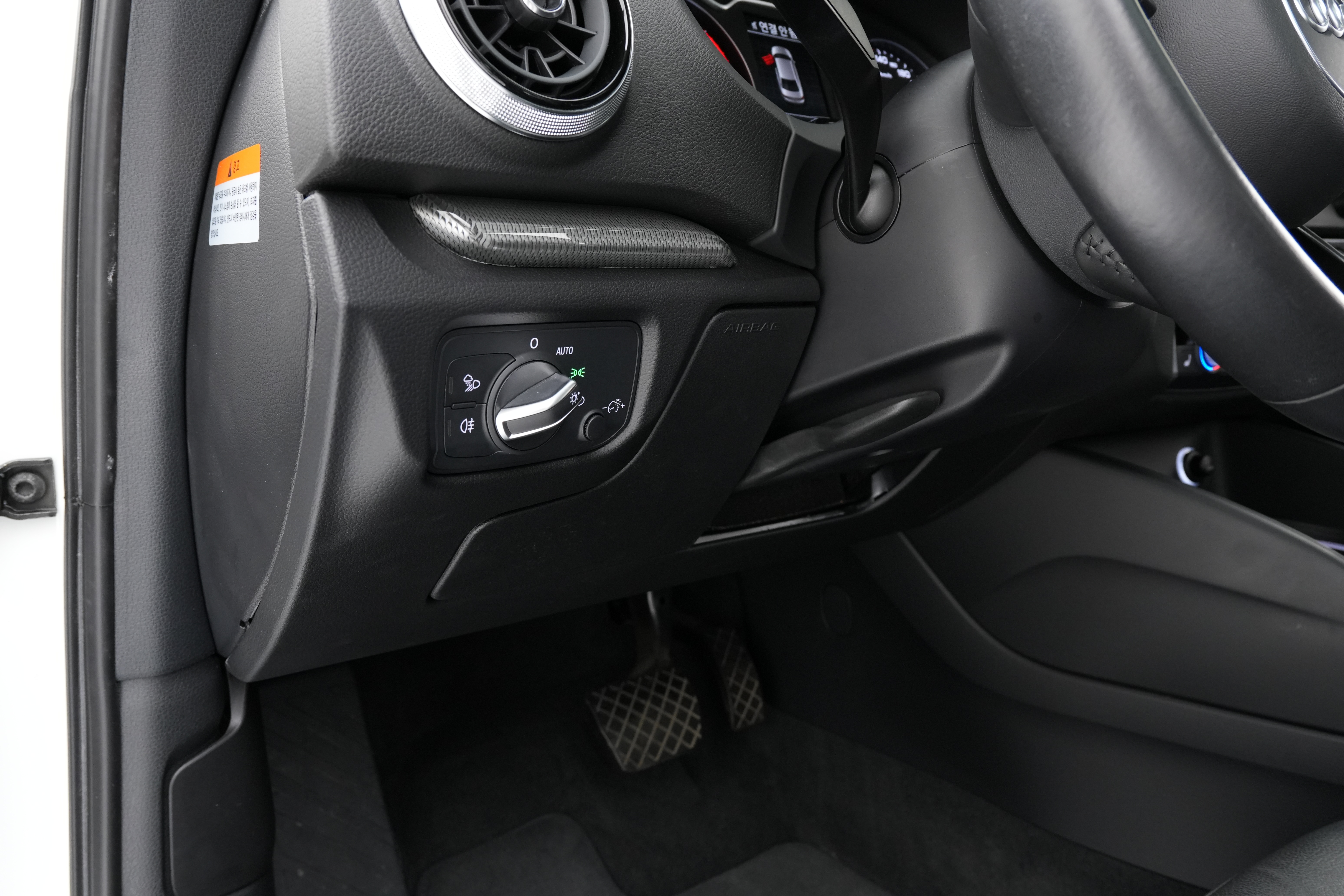 Interior 8