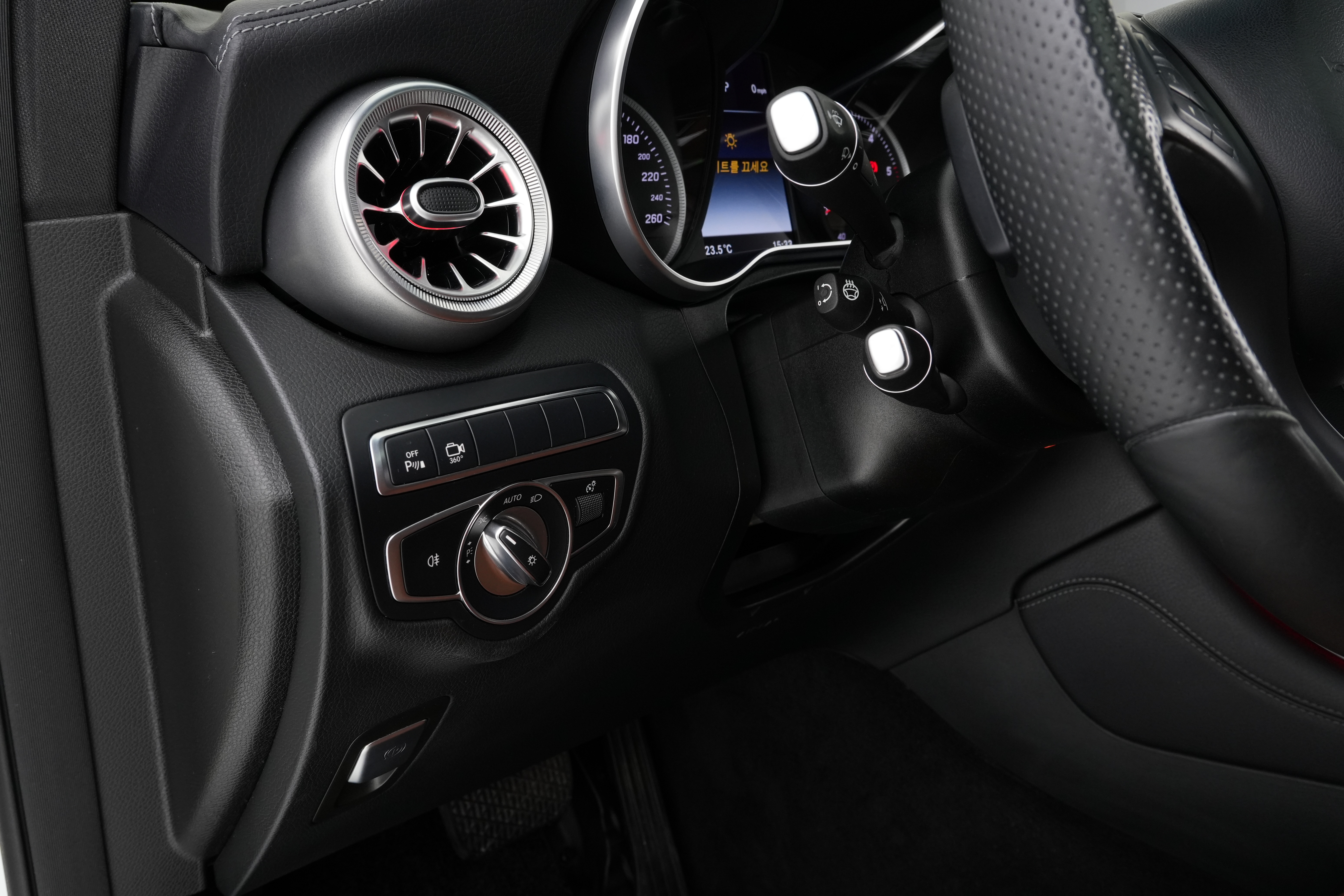 Interior 8