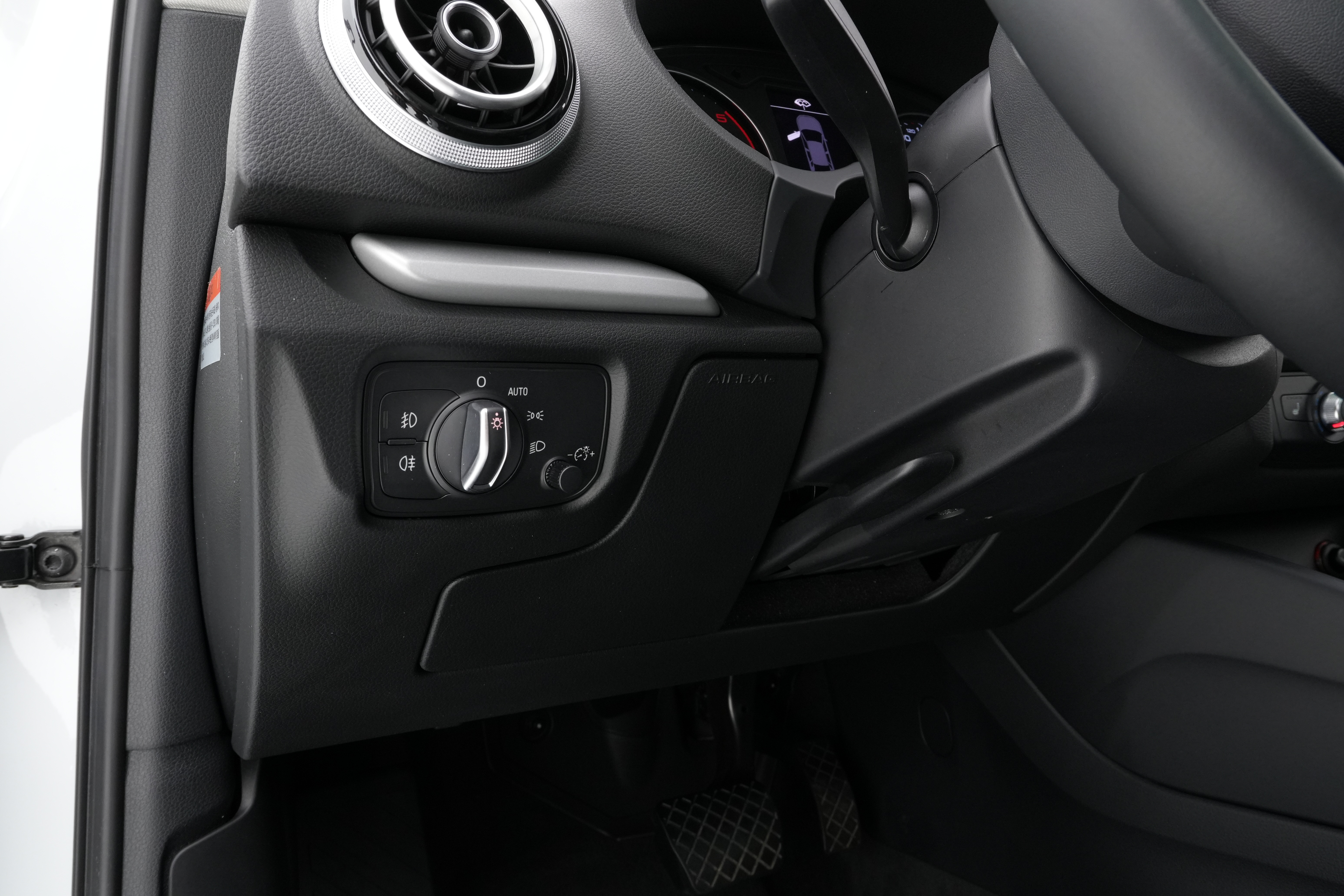 Interior 8