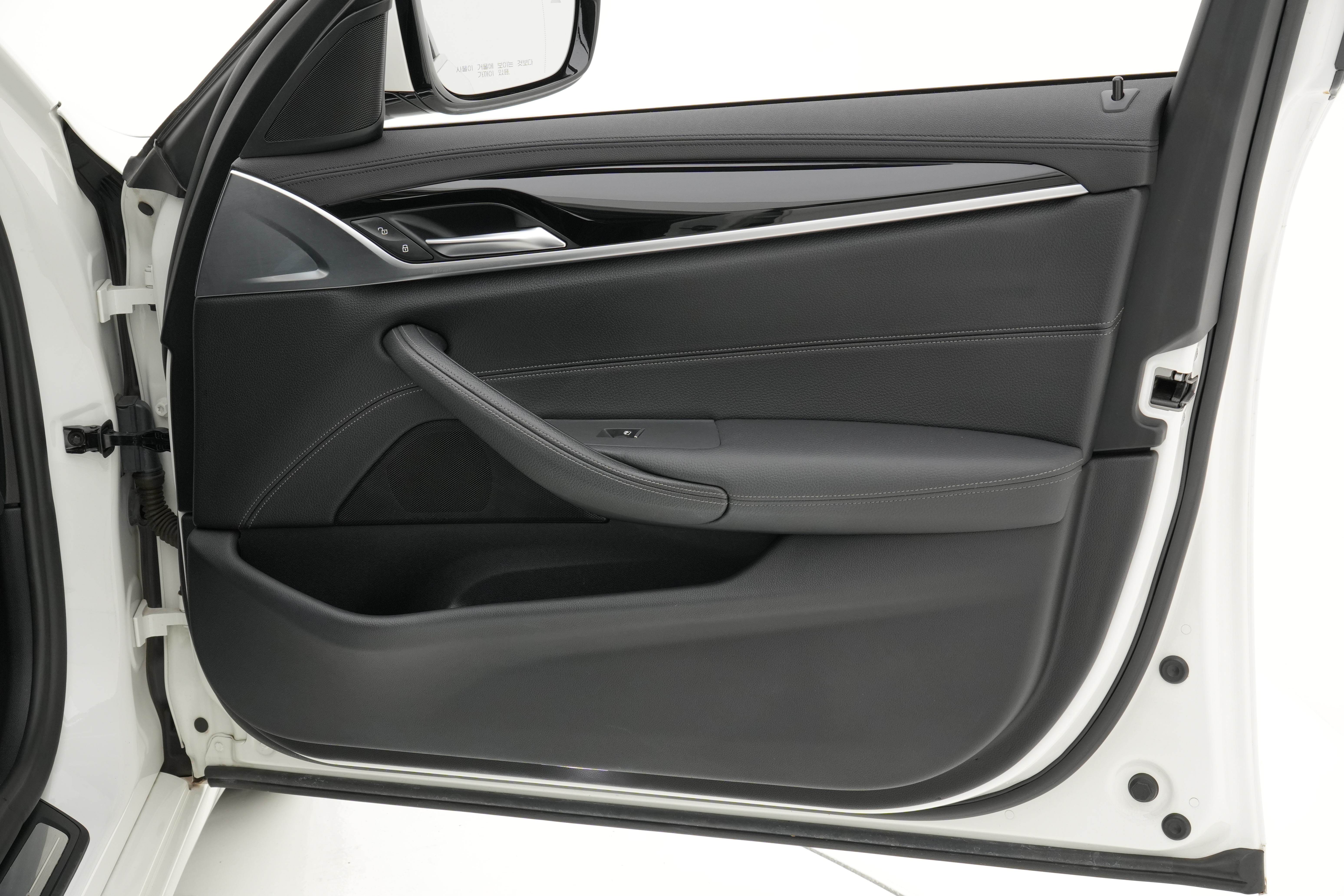 Interior 6