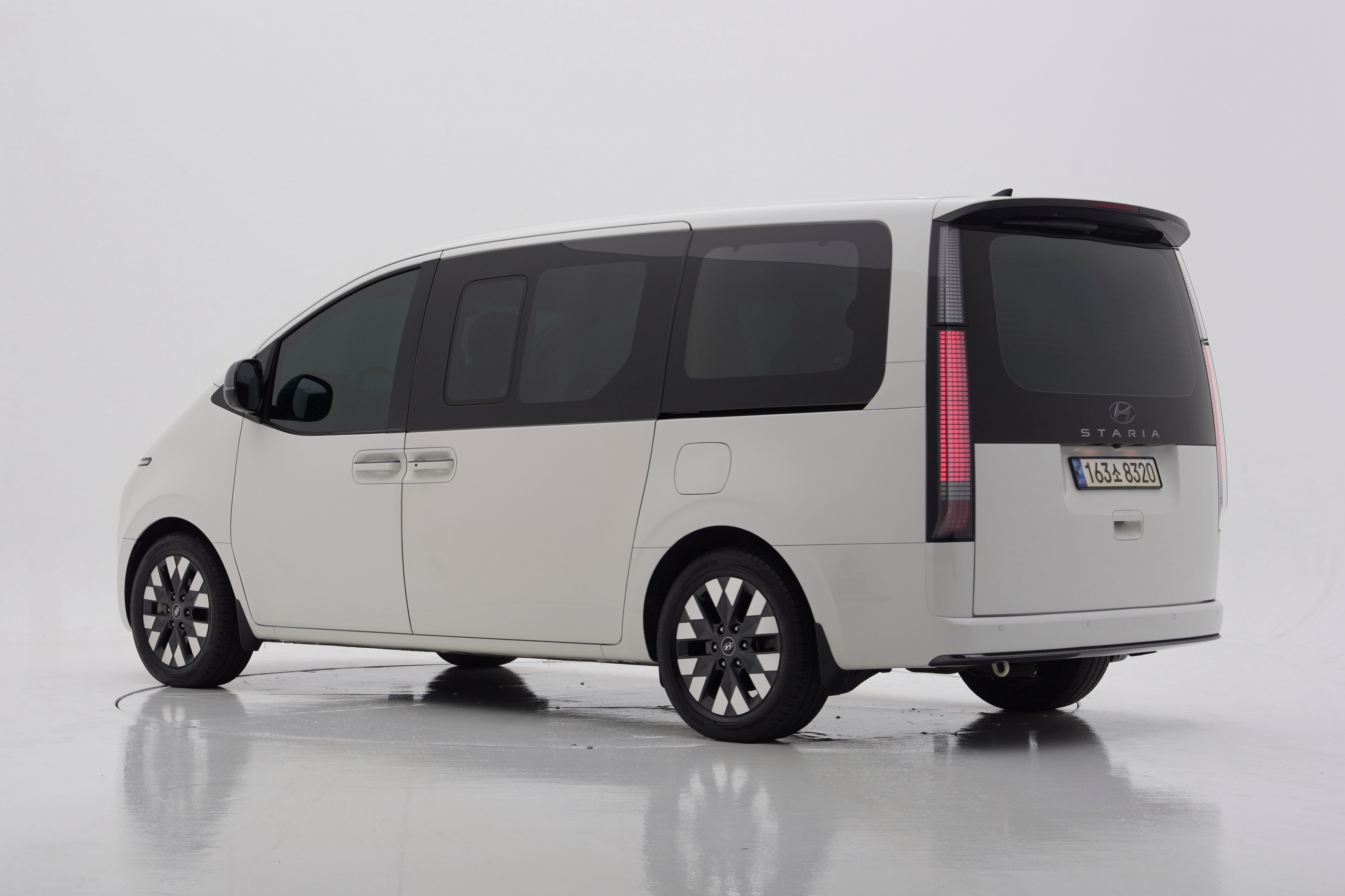 Hyundai Staria Lounge LPG 9-seat Inspiration 2022 — фото 4