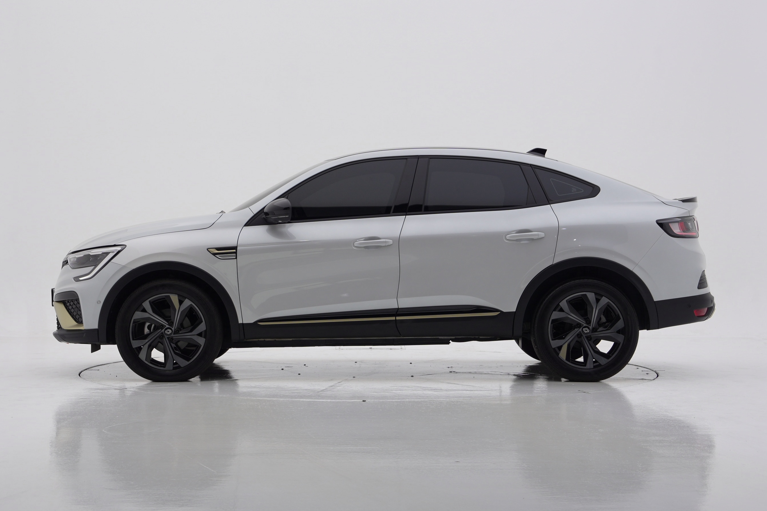 Renault Korea Arkana 1.6 E-TECH Iconic Design Package 2024 — фото 3