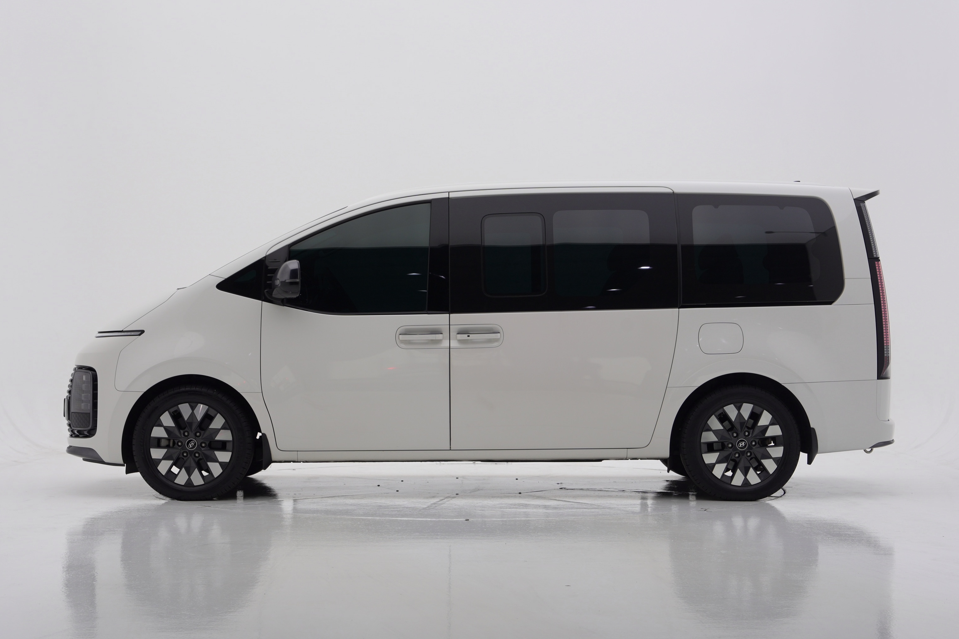 Hyundai Staria Lounge LPG 9-seat Inspiration 2022 — фото 3