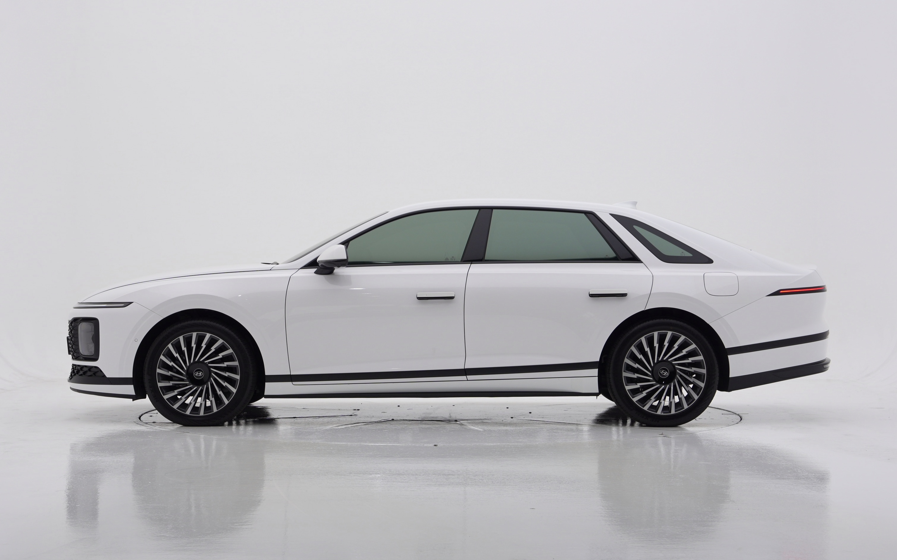 Hyundai The All New Grandeur Hybrid(GN7) Honors
