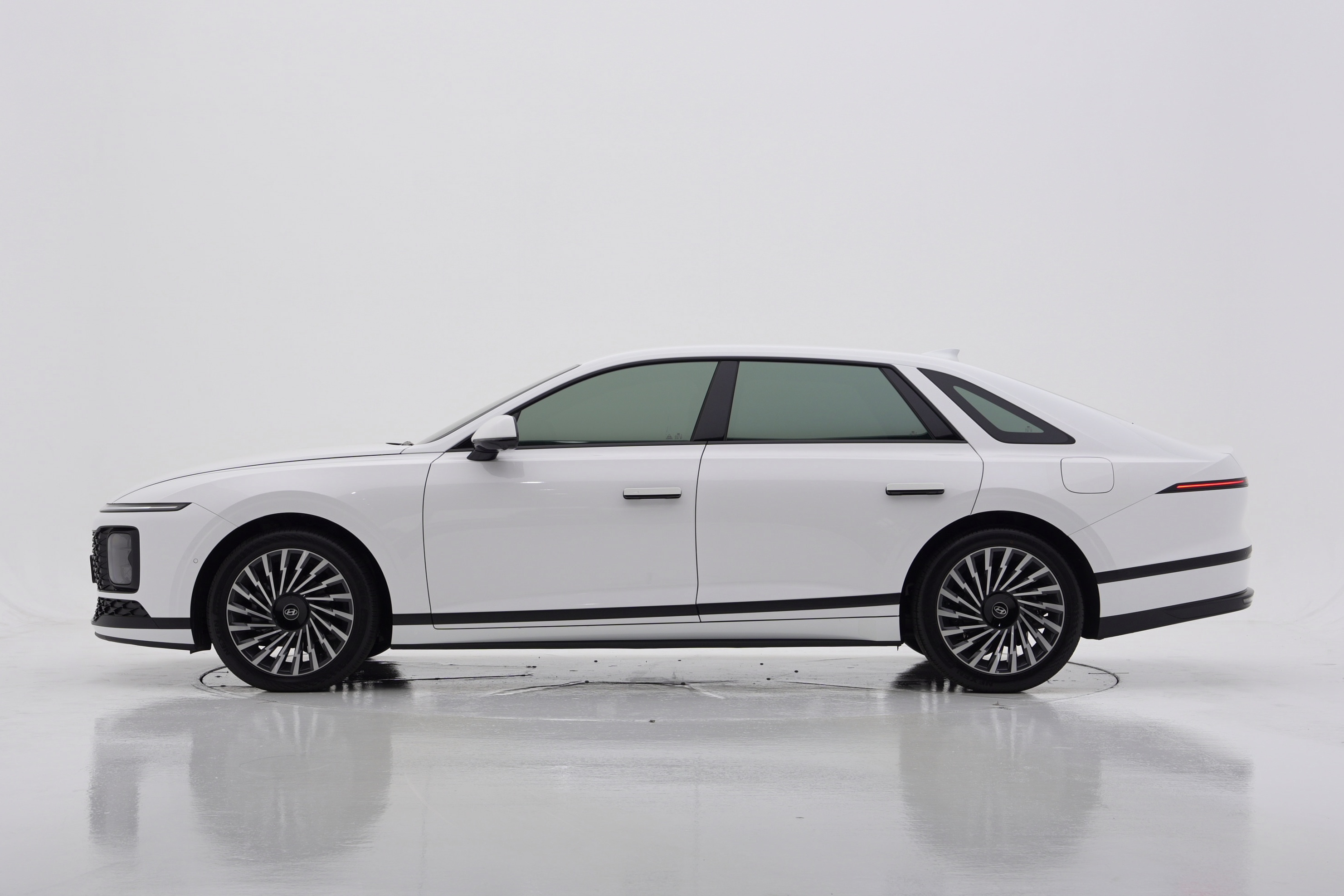 Hyundai The All New Grandeur Hybrid(GN7) Honors — фото 3